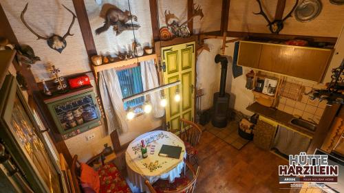 einen Blick über eine Küche mit einem Tisch in einem Zimmer in der Unterkunft Arode Hütte Harzilein - Romantic tiny house on the edge of the forest in Zorge
