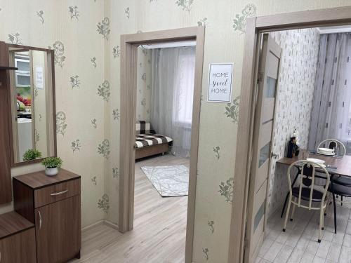 Cette chambre comprend une salle de bains pourvue d'un lavabo et d'un miroir. dans l'établissement 1-комнатная квартира в центре, à Kökşetaw