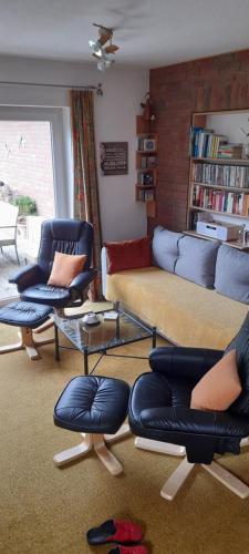ein Wohnzimmer mit Sofas, Stühlen und einem Sofa in der Unterkunft Gästehaus Margitta in Hademstorf