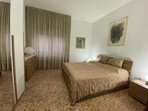 una camera d'albergo con letto e finestra di Semini di nostalgia a Roma