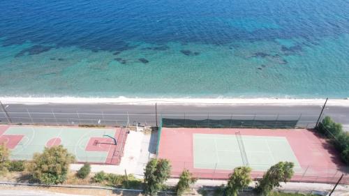 una vista sul tetto di un campo da tennis vicino all'oceano di 70 m from the sea cozy spacious studio a Melíssion