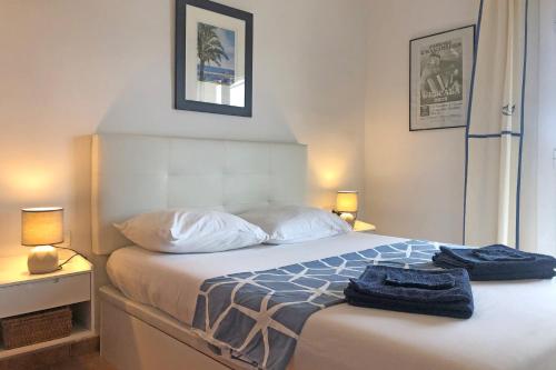レスカラにあるAppartement Juan de Naranjaのベッドルーム1室(ベッド1台、タオル2枚付)