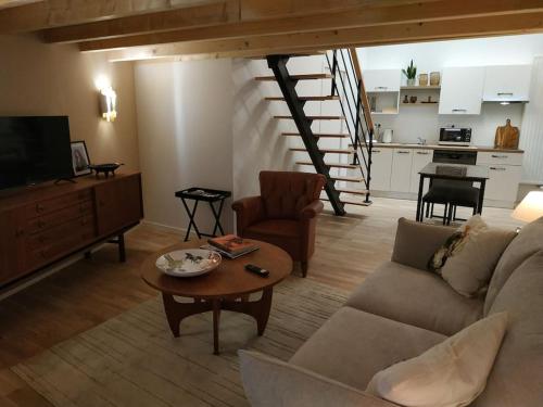 - un salon avec un canapé et une table dans l'établissement Le Studio du Château (2 à 4 personnes), à Clisson