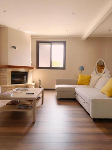 Ruang duduk di Villa Ramadia