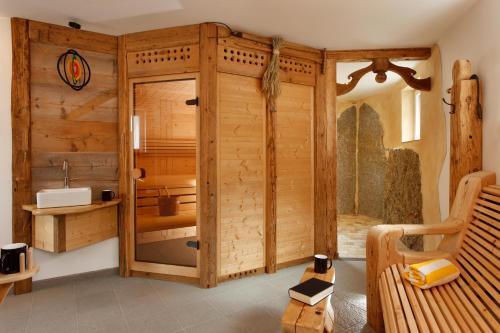 bagno con box doccia in legno in camera di Rochelehof a Marlengo