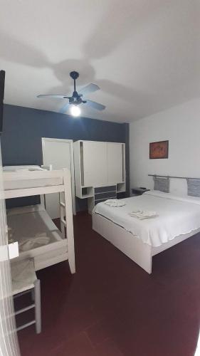 1 dormitorio con 2 camas y ventilador de techo en Hotel Acuarium en Villa Gesell