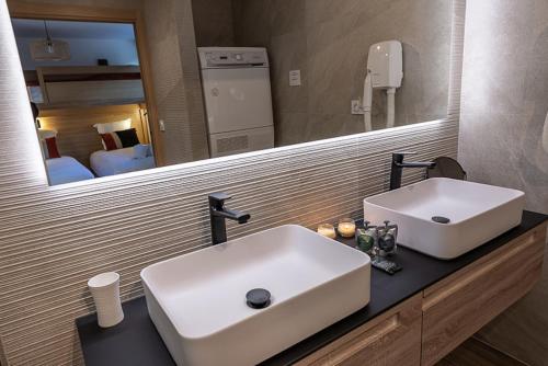 Koupelna v ubytování annecyhappylodge 5 * appartement indépendant RDCH chalet 5 pers vue lac jaccuzzi