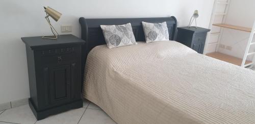 1 dormitorio con cama y mesita de noche con lámpara en Bella, en Porto Recanati