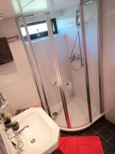 Bilik mandi di Eifel Residence 2