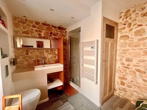 ein Badezimmer mit Toilette, Waschbecken und Dusche in der Unterkunft Studio T2 Montfrin Pont du Gard in Montfrin