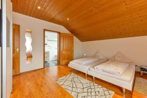 デンケンドルフにあるMozart-Stubenの木製の天井が特徴のベッドルーム1室(ベッド1台付)