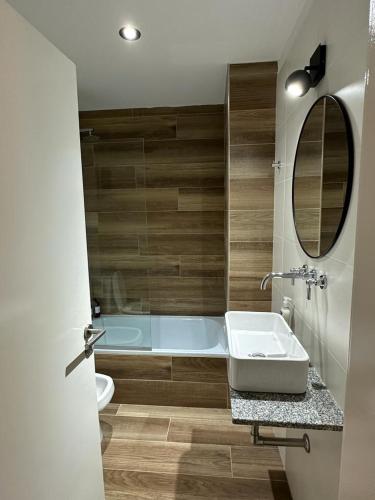 a bathroom with a sink and a bath tub at Monoambiente 50 y 28 in La Plata