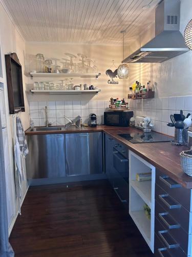 une cuisine avec des armoires bleues et un comptoir dans l'établissement le panoramic, à L'Alpe-d'Huez