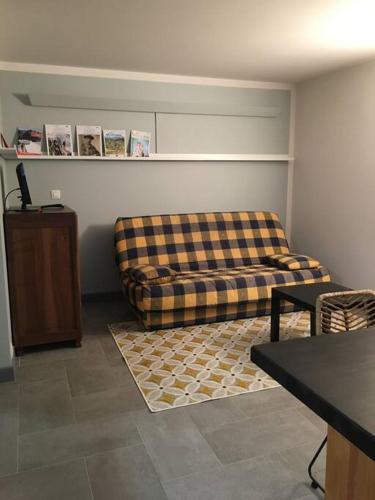 un salon avec un canapé et une table dans l'établissement Lyret - Centre ville, vue MontBlanc, parking, wifi, à Chamonix-Mont-Blanc