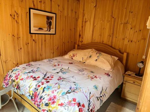 1 dormitorio con 1 cama en una habitación de madera en Hostel San Felipe, en San Felipe