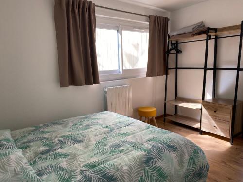 une chambre avec un lit et une fenêtre dans l'établissement Appartement douillet eaux bonnes/vallée d’ossau, à Eaux-Bonnes