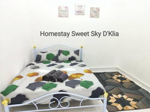 Homestay KLIA Sweet Sky في سيبانغ: غرفة نوم مع سرير وبطانية مربوطة بالبقر