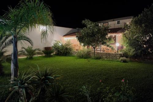 a house with a yard at night with a green lawn at Villa Ramadia in Floridia