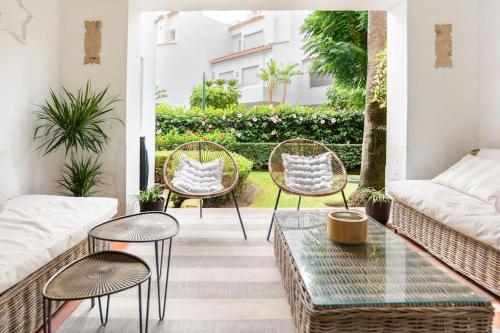 Increíble bajo con jardín primera línea playa