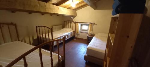 une chambre avec deux lits superposés et une fenêtre dans l'établissement Eco-gite en Ardèche, à Viviers