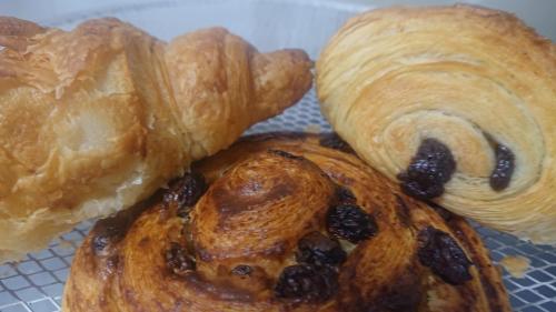 - un paquet de pâtisseries assises sur un casier de refroidissement dans l'établissement Le Black Dog Pub, à Saint-Aignan