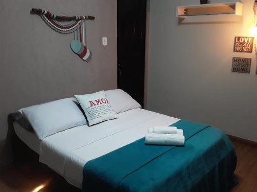 Una cama en una habitación con dos toallas. en Suíte 100m da praia e academia inclusa dias de semana, en Maceió
