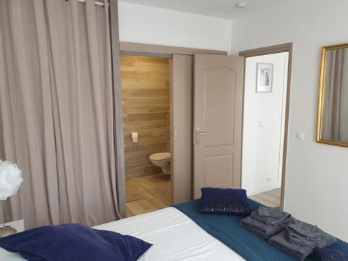 ein Schlafzimmer mit einem Bett und ein Badezimmer mit einer Toilette in der Unterkunft cosy appartment - Clamart Percy Paris in Clamart