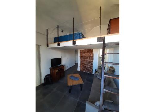 Cette chambre comprend une mezzanine et une table. dans l'établissement studio centre ville vue exceptionnelle, à Bastia