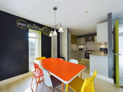Køkken eller tekøkken på Donegall Sq Apt at City Gate, Belfast City Centre