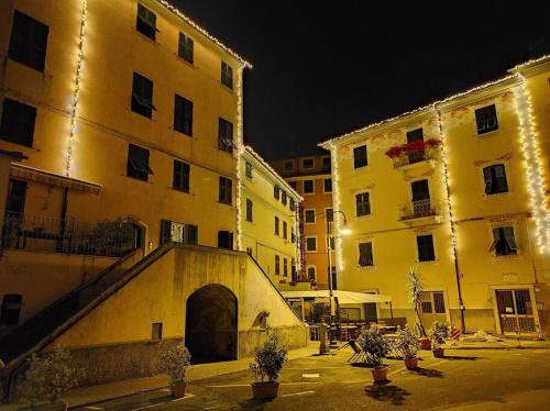ein paar hohe Gebäude in einer Stadt in der Nacht in der Unterkunft IL MARE SOTTO CASA - Free parking in Fezzano