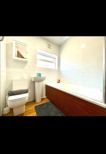 Vista homes في Roundhay: حمام مع مرحاض وحوض استحمام ومغسلة