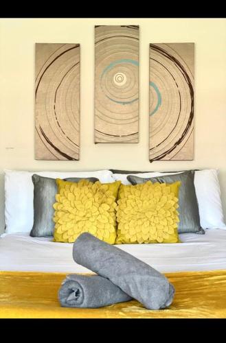 un lit avec 4 photos sur le mur et une couverture dans l'établissement Vista homes, à Roundhay