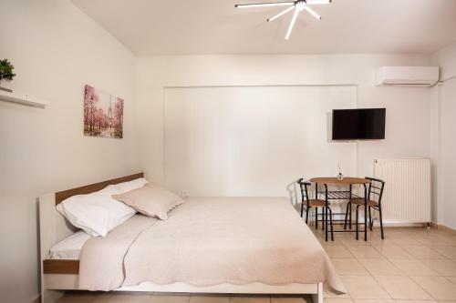 - une chambre avec un lit et une table dans l'établissement Anopolh front apartment, à Thessalonique