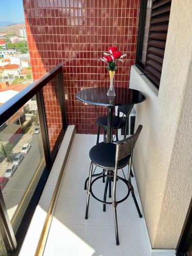 Gambar di galeri bagi Apto para CASAL com bela VISTA, cama KING, COZINHA COMPLETA, VARANDA, PISCINA, SAUNA, PORTARIA 24h e GARAGEM di Guaratinguetá