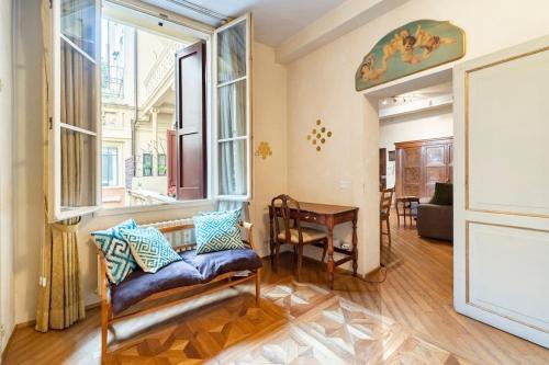 a living room with a couch and a table at Appartamento elegante e centrale La Foglia D'Oro in Bologna
