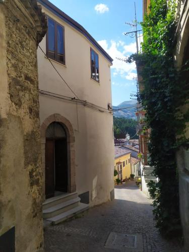 an alley in a town with a building at B&B Sentiero Italia in Latronico