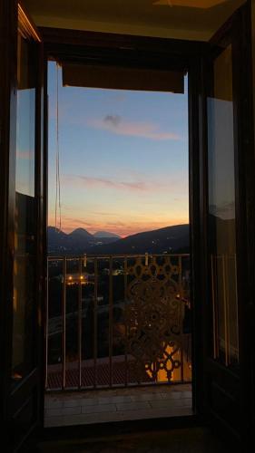 a window with a view of the sunset at B&B Sentiero Italia in Latronico