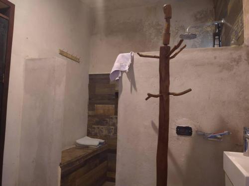 baño con una cruz de madera en la pared en Casa de campo y arte en Zona Arqueológica Ake, con alberca., en Aké