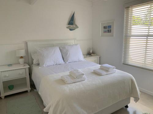 Ένα ή περισσότερα κρεβάτια σε δωμάτιο στο Stunning Beach House in Grotto Bay