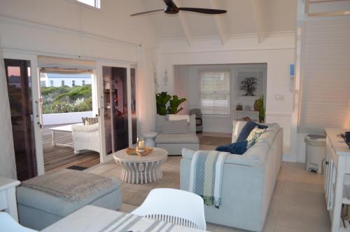 Χώρος καθιστικού στο Stunning Beach House in Grotto Bay