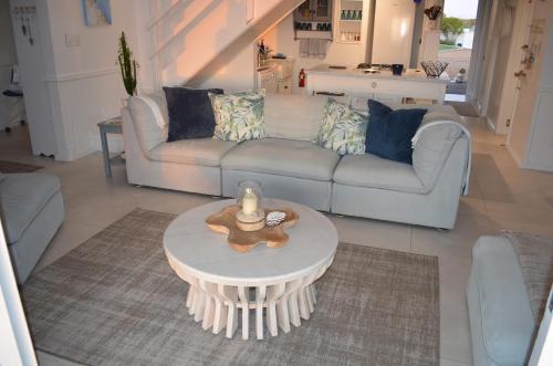 Χώρος καθιστικού στο Stunning Beach House in Grotto Bay