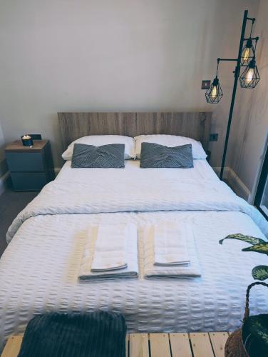 Ένα ή περισσότερα κρεβάτια σε δωμάτιο στο Double bedroom, private bathroom with free parking in Town Centre