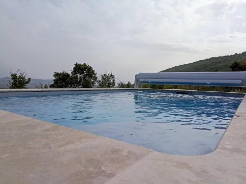 Kolam renang di atau di dekat Gite avec piscine "La maison de Valentine" en Provence