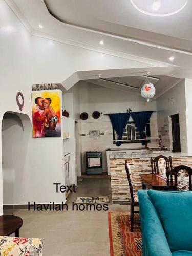salon z niebieską kanapą i kominkiem w obiekcie Havilla homes w mieście Kitengela 