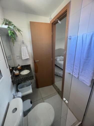 La salle de bains est pourvue de toilettes, d'un lavabo et d'une douche. dans l'établissement Village Ninho da Jandaia, à Mata de São João