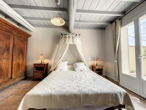 sypialnia z łóżkiem z białą narzutą w obiekcie Maison location bedoin w mieście Bédoin