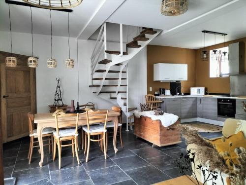 Il comprend une cuisine et une salle à manger avec une table et des chaises en bois. dans l'établissement Gite rural La Ferme du Semeur-Zaaiershof, à Lessines
