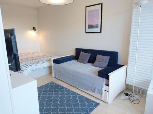 une chambre avec un lit et une télévision dans l'établissement Studio Eleverca 3*- rez de jardin terrasse - Axelle Loc'Appart, à Mandelieu-la-Napoule