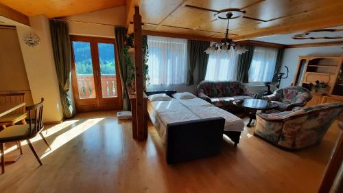 sala de estar con sofá y mesa en Montafon Valley Apartments, en Sankt Gallenkirch