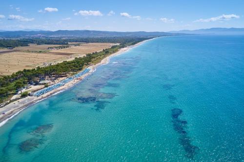 an aerial view of a beach and the ocean at Villaggio Orizzonte in Riotorto